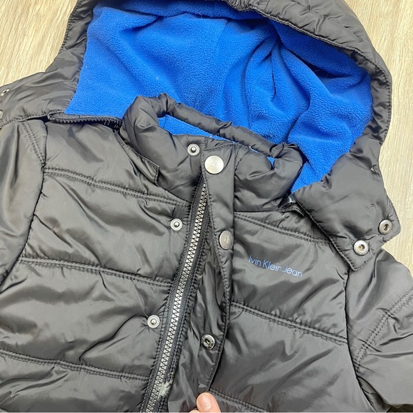 Calvin Klein Jeans Little kids black and blue puffer jacket with hood - Picture 8 of 9